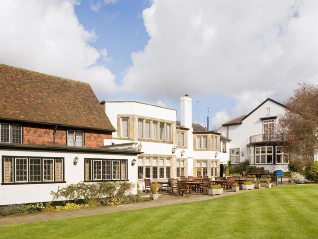 At The Foot Of Box Hill, Mickleham, Sunday Hotels Box