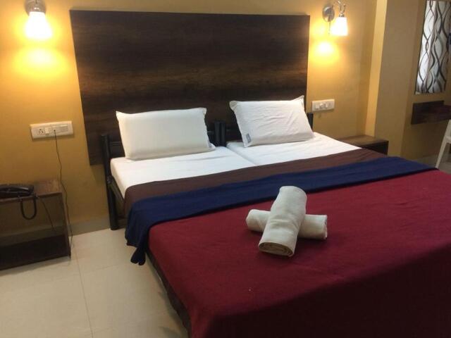 New Cotton Market, Hubli, Hotel Peacock, Lodge