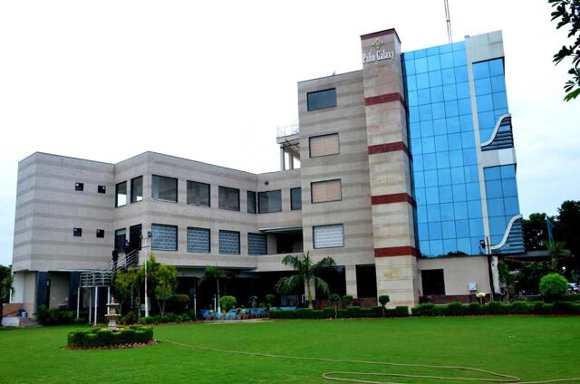 Nh- Etmadpur Agra (. Kms From Noida Expressway Cut) Agra,   Minutes From Taj Mahal,agra, Hotel Palm 