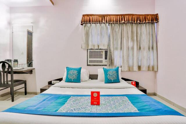 St Floor, Jivabhai Chamber, Opposite Bata Showroom, Ashram Road, Ahmedabad, Super Hotel O