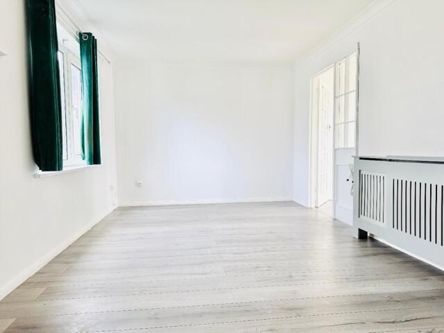 Islandsmead, Swindon, 3 Bedroom Terraced