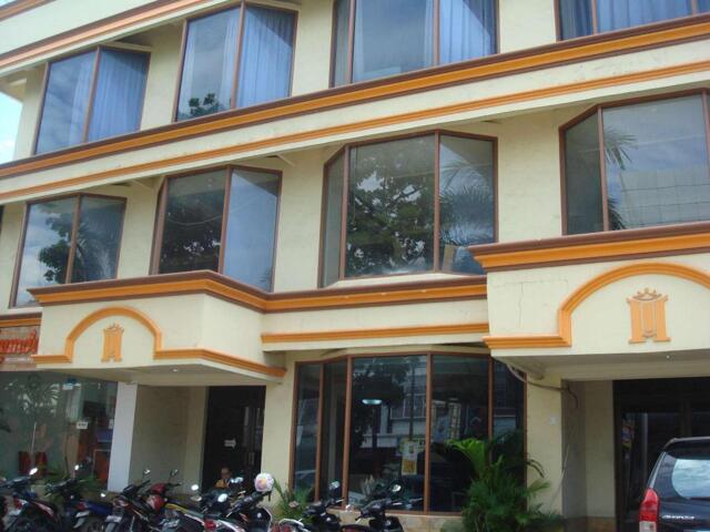 Jalan Sungai Saddang, Makassar, Istana Hotel, Hotel