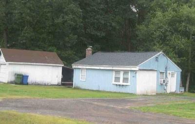 Middletown Ave, East Hampton, Preforeclosure Single-family Home