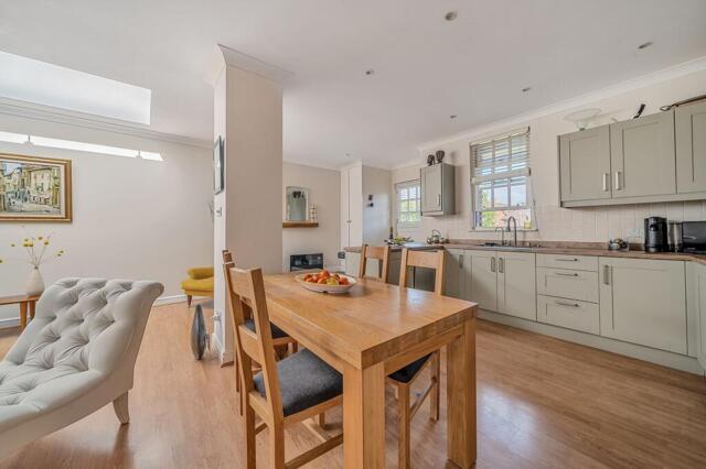 Duck Lane, Green Court Duck Lane, 2 Bedroom Apartment