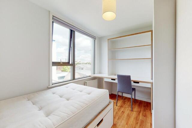 Mile End Road, London, 1 Bedroom Flat