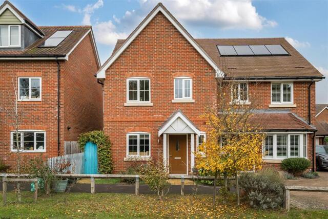 Folly Avenue, Wokingham, 3 Bedroom Semi-detached Folly Avenue, Wokingham, 3 Bedroom Semi-detached