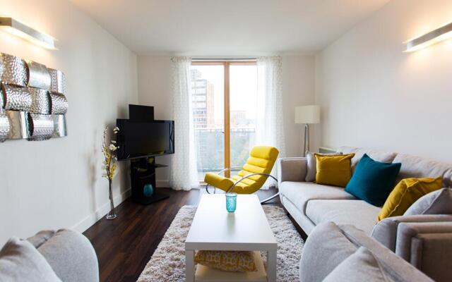 Dearmans Place, Salford, 2 Bedroom Flat