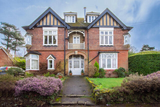 Westerham Road, Oxted, 3 Bedroom Apartment