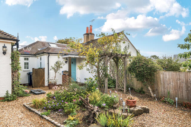 Bat  Ball Lane, Wrecclesham, 3 Bedroom Bungalow