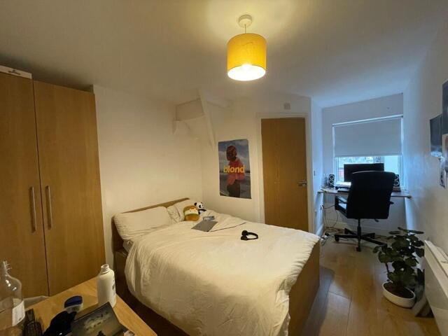 Hyde Terrace, Leeds, 7 Bedroom Flat