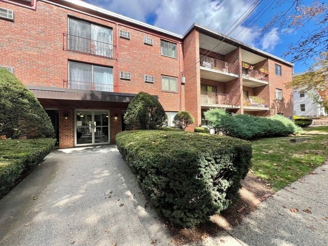 Paul St Apt,newton, Condo For Rent