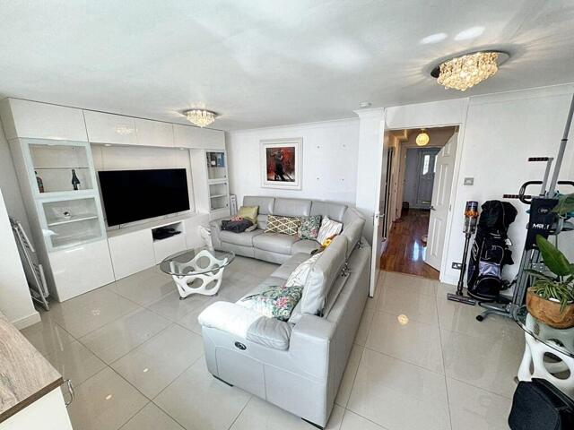 Farriers Way, Borehamwood, 3 Bedroom End