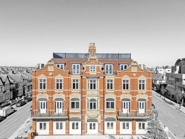 The Grand Apartments, Leigh-on-sea, 2 Bedroom Flat