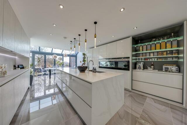 Wentworth Avenue, Whitefield, 9 Bedroom Detached