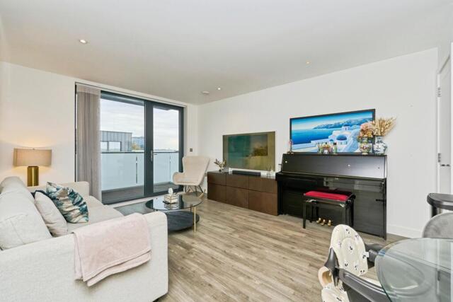 Chiswick High Road, London, 2 Bedroom Flat