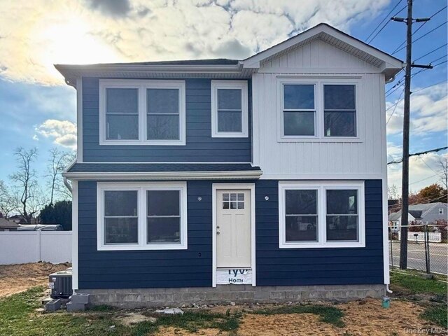 Lee Ave, Bay Shore, Home For Sale