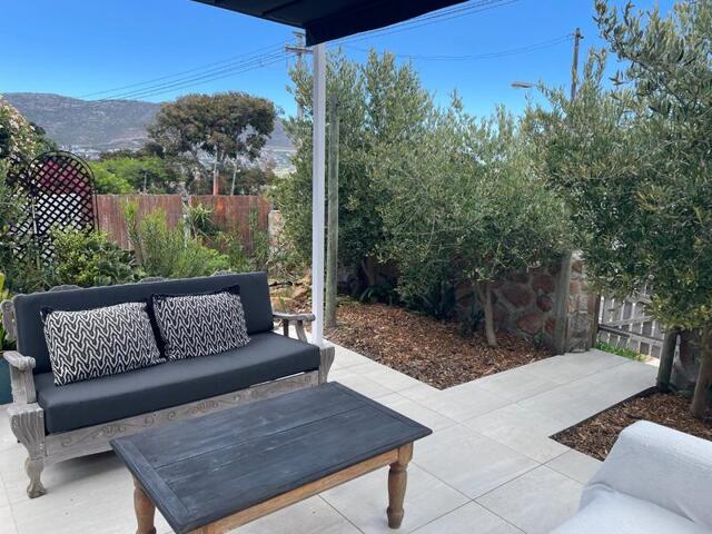 Clovelly, Fish Hoek, Beautiful Fully Furnished