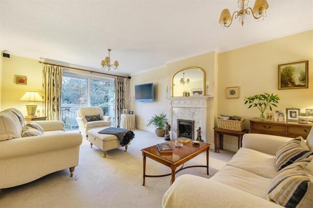 Cock-a-dobby, Sandhurst, 5 Bedroom Detached