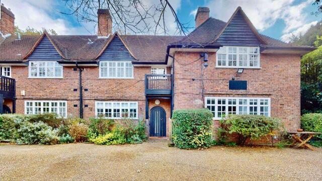 Erskine Hill, Hampstead Garden Suburb, Studio Flat For
