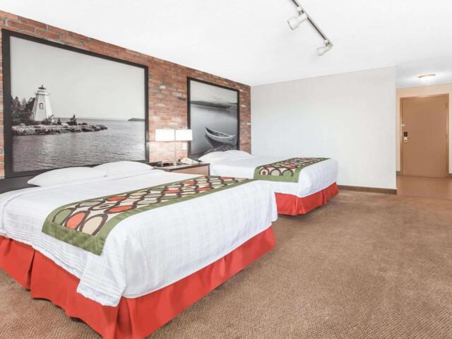 Regent Street South, Sudbury (on), Super 8 By