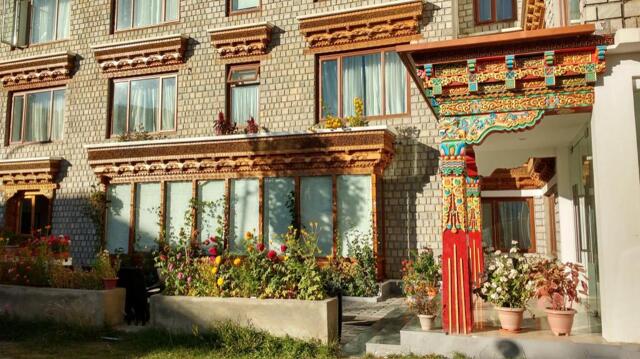 Old Road.sheynam,leh, Hotel Sera Courtyard