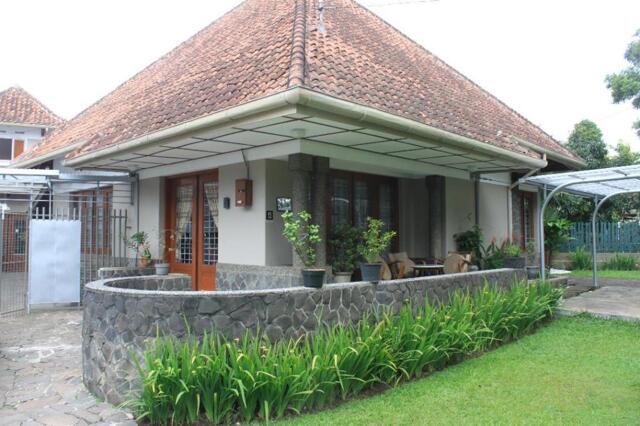 Jalan Cipunagara Jl.cipunagara No., Bandung, De Riau Cottage