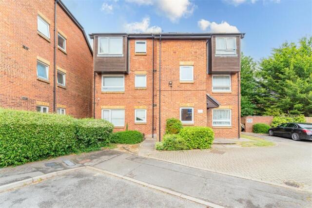Braemar Gardens, Slough, Studio Flat For