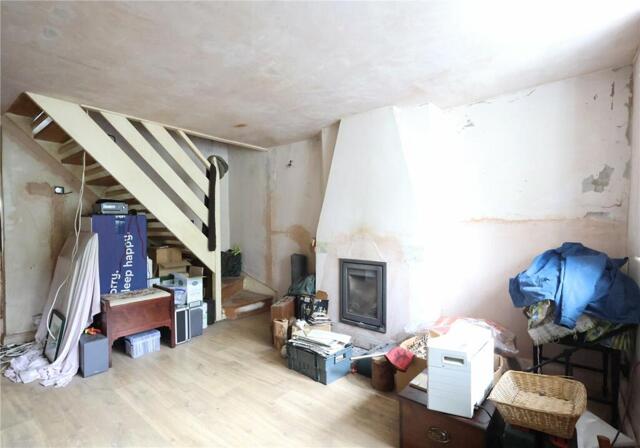 Farnborough Road, Farnham, 2 Bedroom End