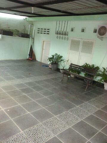 Jalan Dharmahusada Ii, Surabaya, Het Huis Van