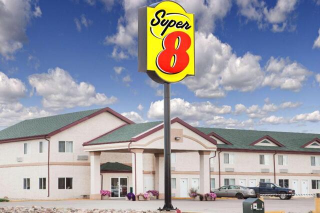 Th Avenue E., Kindersley, Super 8 By