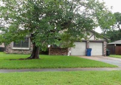 Munson Ct, Angleton, Foreclosure Single-family Home