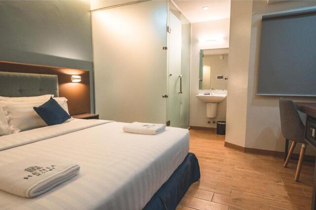 Leu Bldg. Bishop Epifanio Surban St. Cor. Real St., Dumaguete, Henia Hotel, Hotel