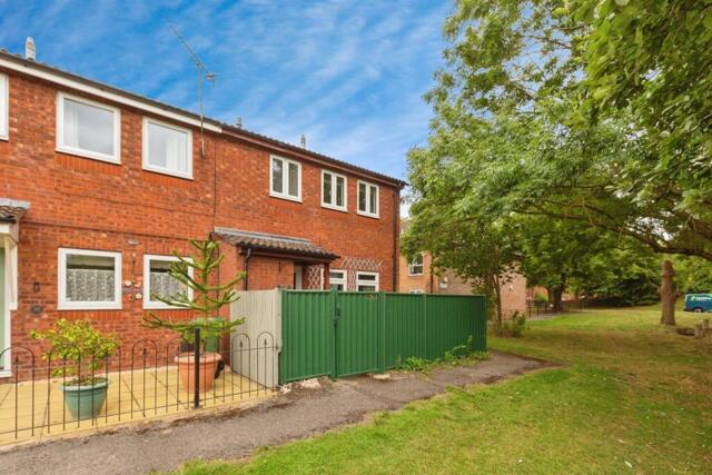 Plym Close, Aylesbury, 3 Bedroom End