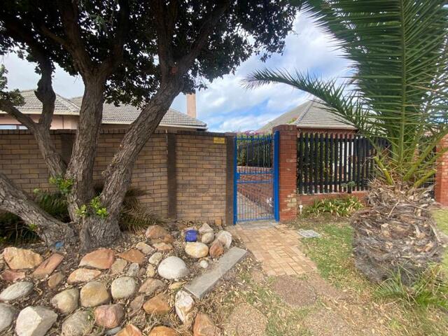 Fish Hoek, Centrally Located Immaculate