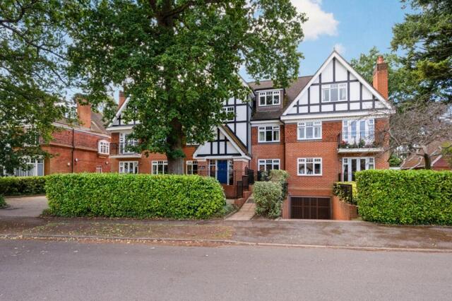 Woodland Grove, Weybridge, 2 Bedroom Apartment