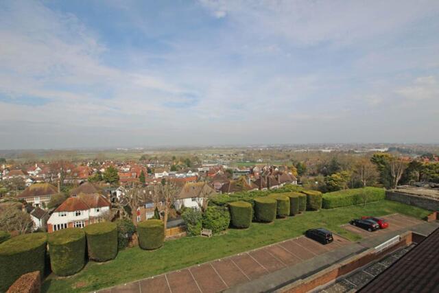 Carew Road, Eastbourne, 2 Bedroom Flat