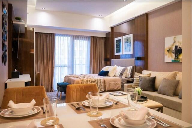 Newport Boulevard, Manila, Anna & R