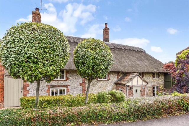 Bury Common, Bury, 3 Bedroom Cottage