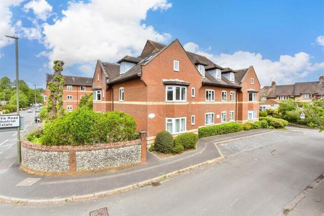 Station Road, Dorking, 2 Bedroom Flat