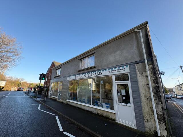 Flat,- Bridgend Road, 3 Bedroom Flat