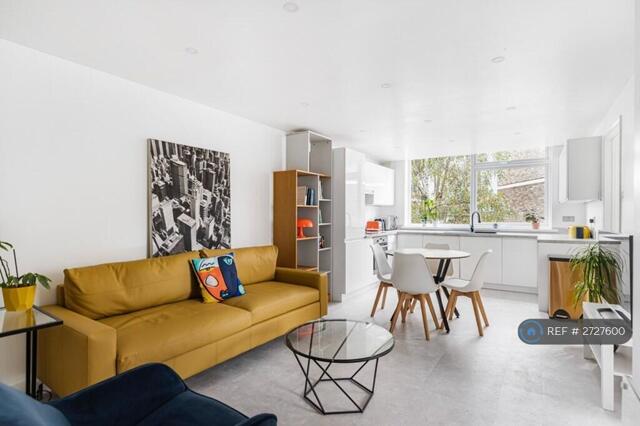 Pickwick Court, London, 2 Bedroom Flat