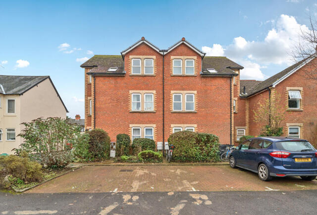 Cowley, Hollow Way, Oxford, 2 Bedroom Apartment
