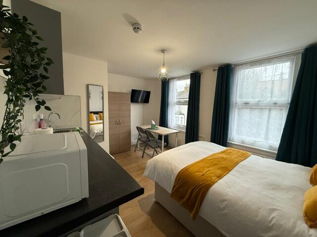 Chapel Road, London, 1 Bedroom House