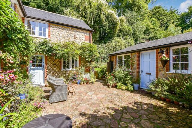 Lynch Lane, Calbourne, 3 Bedroom Cottage