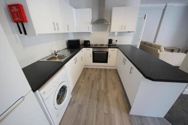 Wimborne Road, Winton Banks, 4 Bedroom Flat
