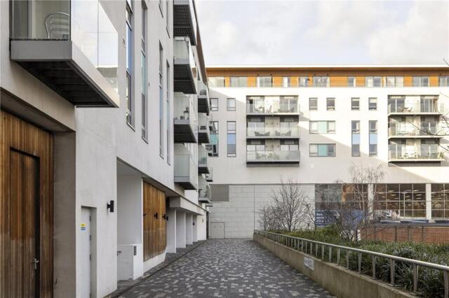 Streatham High Road, London, 2 Bedroom Apartment