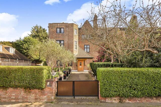 Wellgarth Road, Hampstead Garden Surburb, 5 Bedroom Semi-detached