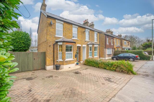 Chertsey Road, Shepperton, 3 Bedroom Semi-detached