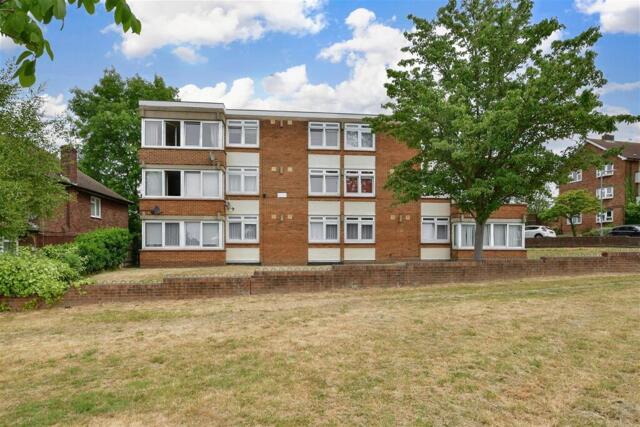 Love Lane, Woodford Green, 2 Bedroom Flat