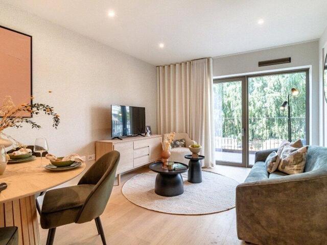 Royal Crest Avenue, London, 2 Bedroom Flat